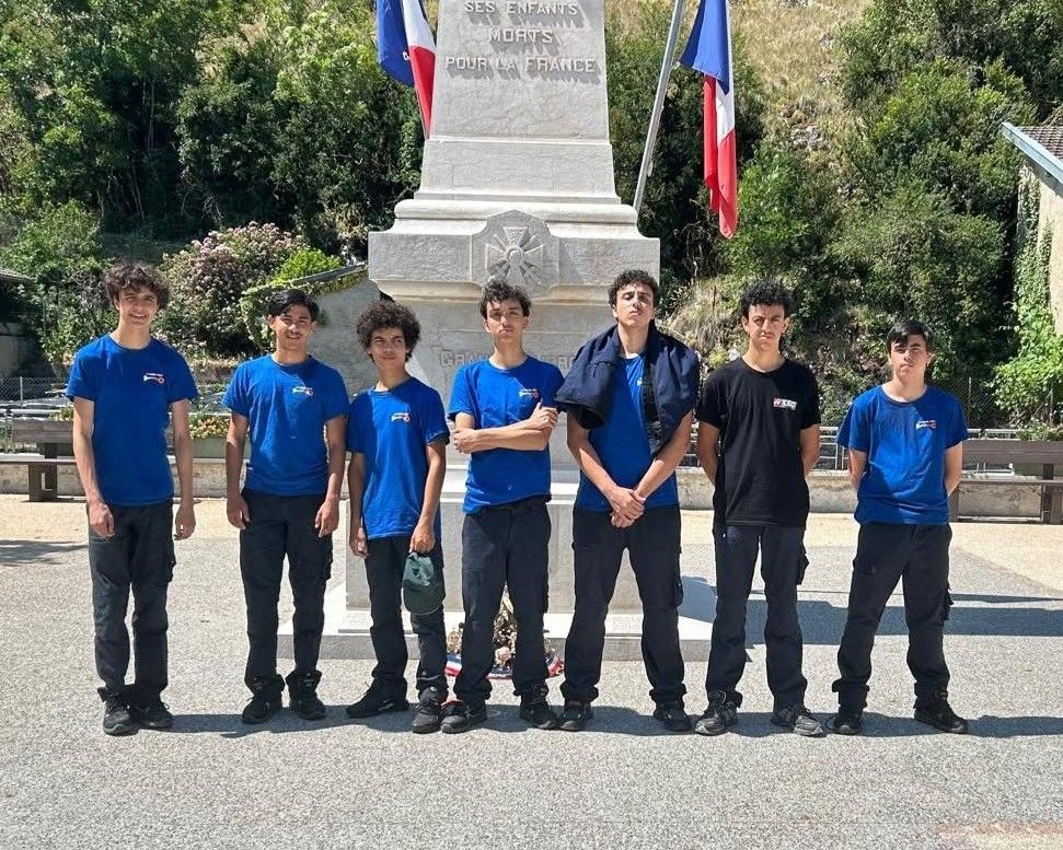 Groupe d'élève en commémoration à Arbent